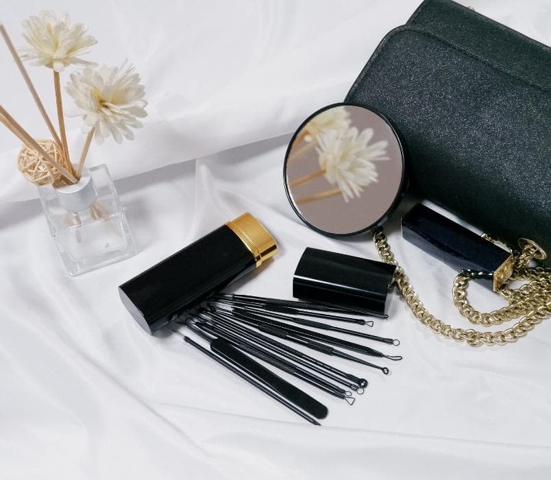 Equipe editorial do Bonitas Para Sempre trabalhando em conteúdo sobre beleza e skincare